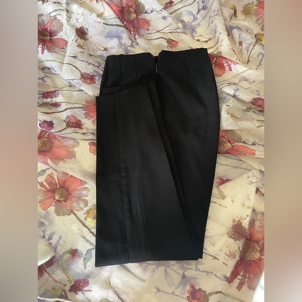 Classic Black form fitting pants *NICE *

MACHINE WASH
great pants excellent